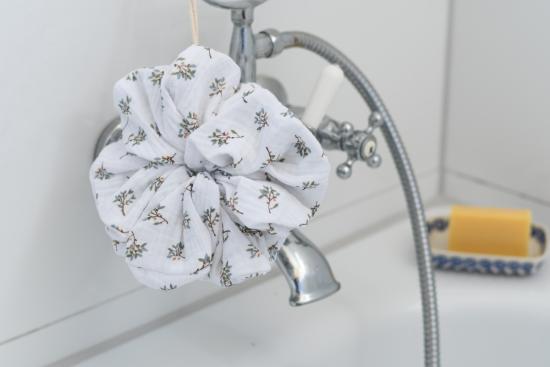 Preview: Duschschwamm "Zweige auf weiß"